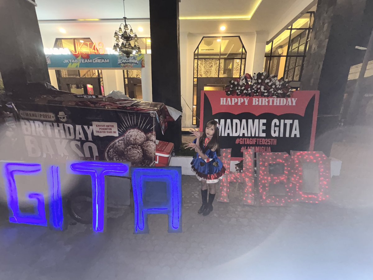 A_GitaJKT48's tweet photo. Day-2 Surabaya!! Wihh bertepatan dengan hari ulang tahun ku
Terima kasih banyak keren-keren sekali project hari inii!! Terima kasih baksonya juga heheh

#GitaGifted25th
#JKT48Dream
#TreamDim
#JKT48TheaterSementara https://t.co/Z9XJSCMWPA