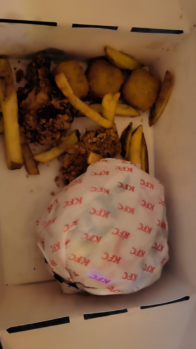 Sideblame's tweet photo. Sympa la box xl de chez @kfc heureusement j'ai payé le supplément car sinon je ne serai pas ce que j'aurais manger https://t.co/HFuKmFIDGd
