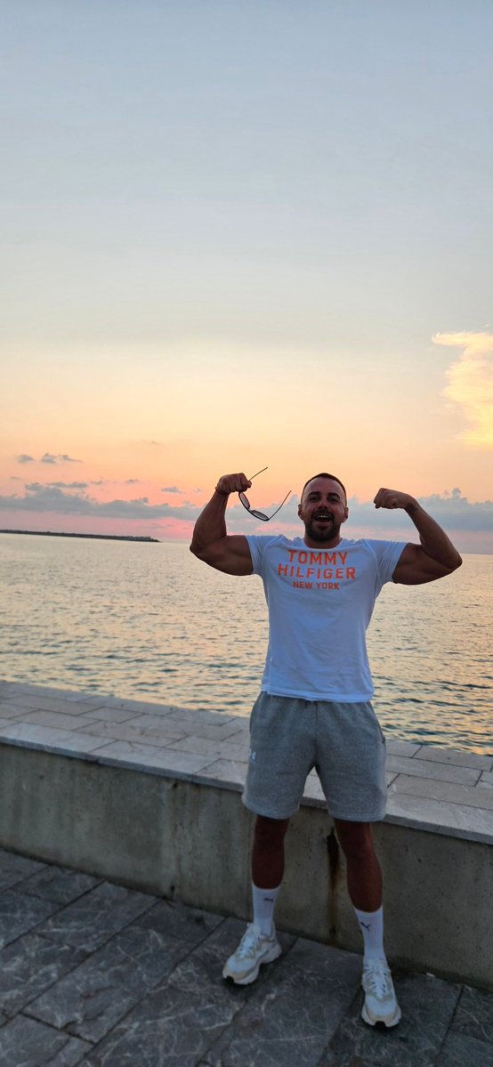 MasterLazar1's tweet photo. #Cashmaster #HumanATM #walletdrainer #Romanian
#Sttaightcashmaster 
Kneel and serve your sicilian alpha god
#Italy #sicilly dm me for atm withdrawals https://t.co/Uy10Y732aY