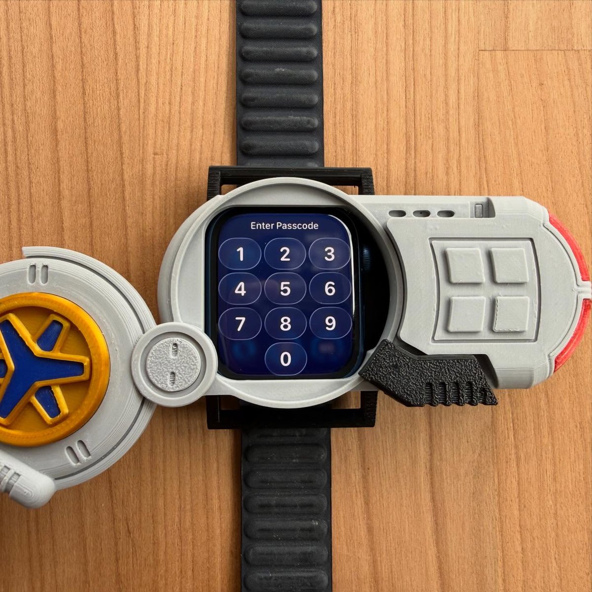 Martian_Ranger's tweet photo. Went on a tangent to look at Apple Watches, seeing if it's worth getting an old one for exercise and that stuff.

Randomly discovered that someone's been making cases for them and making them look like classic PR Morphers that you can open up.

That is awesome.

#PowerRangers https://t.co/uCHat9UxhF