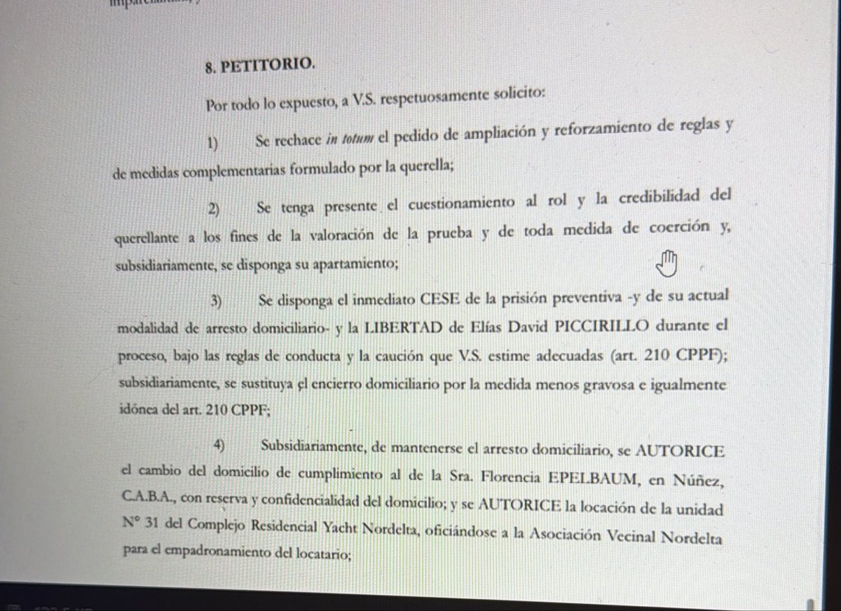 Tomidiazcueto's tweet photo. Elías Piccirillo le pide a la Justicia por su libertad. En caso contrario, irse a vivir con su novia Florencia Epelbaum, ex pareja vinculada a Alfa de GH.

El tipo sigue operando. Hasta llegó a ofrecer unos millones de dólares por una escribanía. Claro, su pareja… es escribana y abogada.

Debería volver al penal este tipo y estar incomunicado. Es peligroso. No olviden que está acusado de plantar droga en un auto con policías…🚨💣🔥