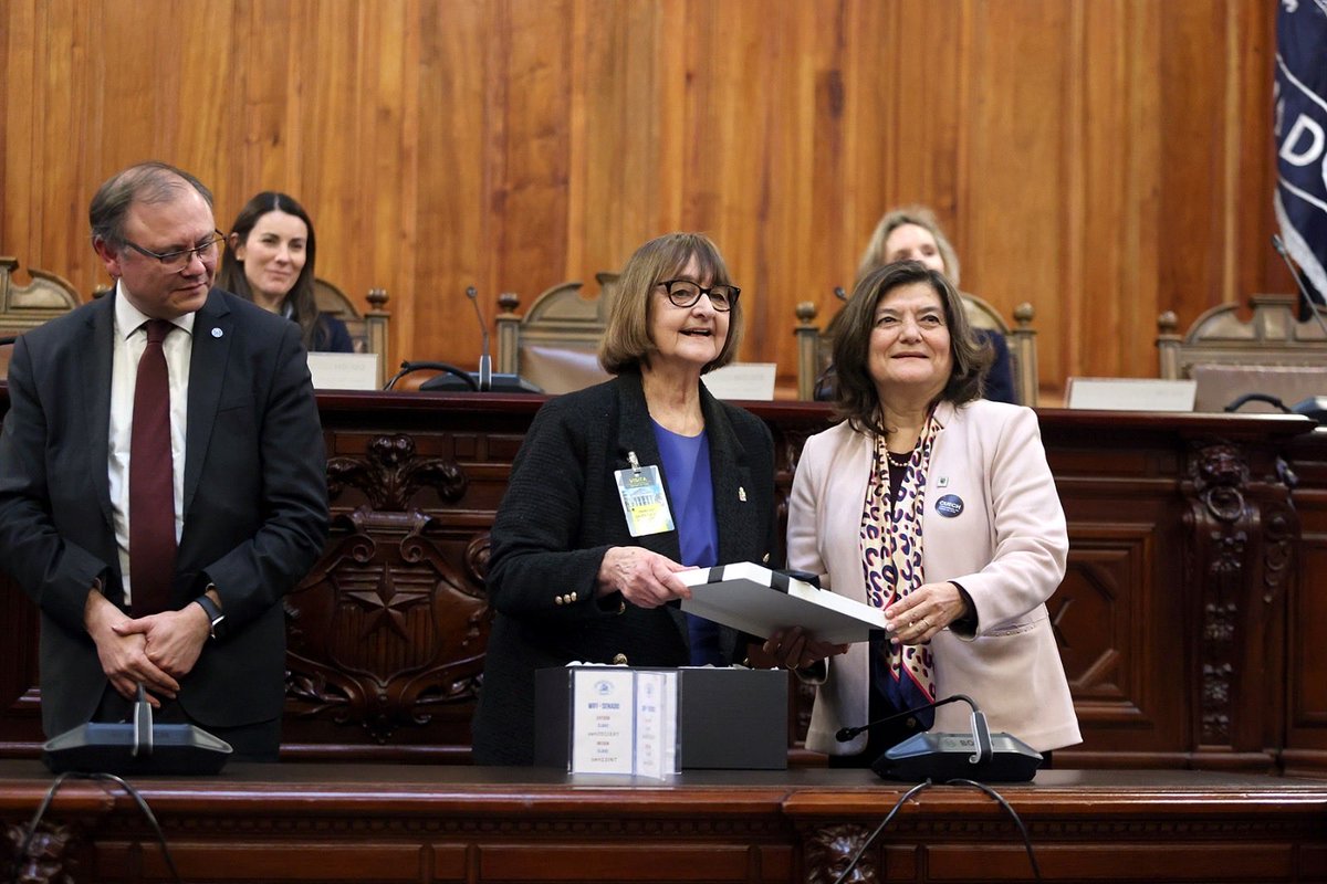 AlejandraMizala's tweet photo. Hoy se realizó el cambio de mando del Consorcio de Universidades del Estado de Chile (CUECH), que será presidido por la rectora Marisol Durán y yo tendré el honor de ser vicepresidenta. 

Agradezco la confianza de mis colegas rectores y rectoras al nombrarme en este cargo, que asumo con el compromiso de trabajar activamente por una educación superior pública de calidad y al servicio de las necesidades del país. 

Felicito también la gestión de la directiva saliente, encabezada por el rector Osvaldo Corrales y también a la exrectora @RosaDeves, a quien se le rindió un homenaje por su destacada labor en el CUECH y en el sistema de educación superior durante su gestión.