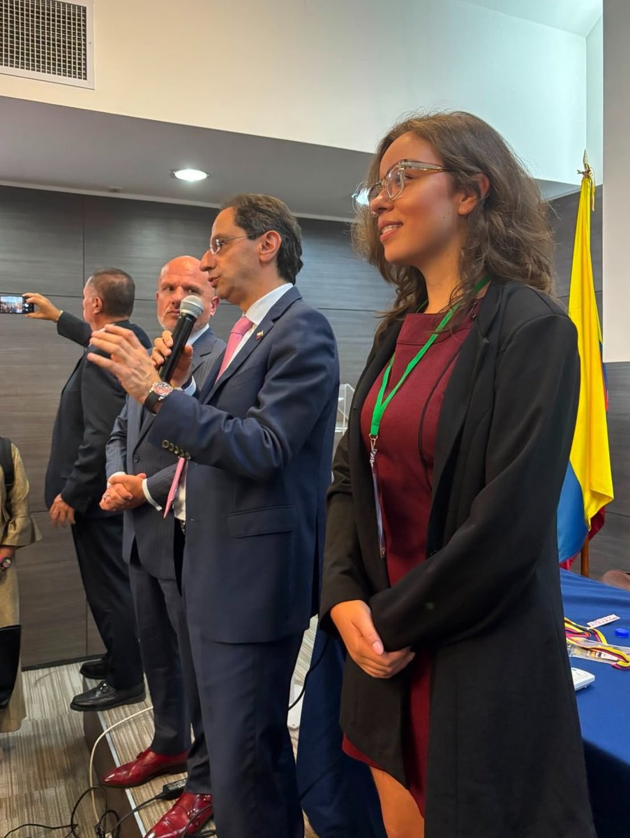 Jlmedina168's tweet photo. ¿Entonces el empalme súper técnico del gobierno entrante, se hace con “técnicos” bachilleres, con youtubers?
¿Asi manejaran estos 4 años? con show y desfalcando al pais?

Vea pues... https://t.co/Z6MadRBKjV