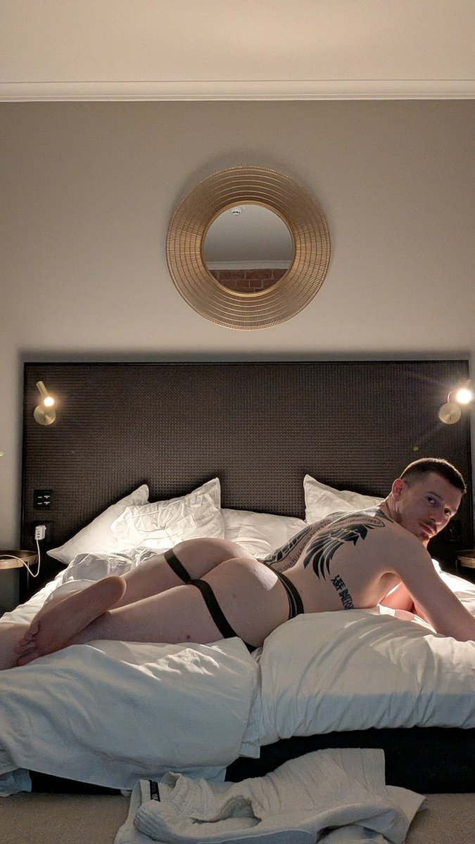 HimbroJock's tweet photo. I'm tipsy, I got a midnight snack in the oven and, overall, you can't tell me anything 🥰

We just entered Himbro's birthday month, the week is nigh , so appreciate me a teensy-tiny bit more and leave a tip (all the while Finland breeds me dry, lol) https://t.co/eHGOo3Dj4Q