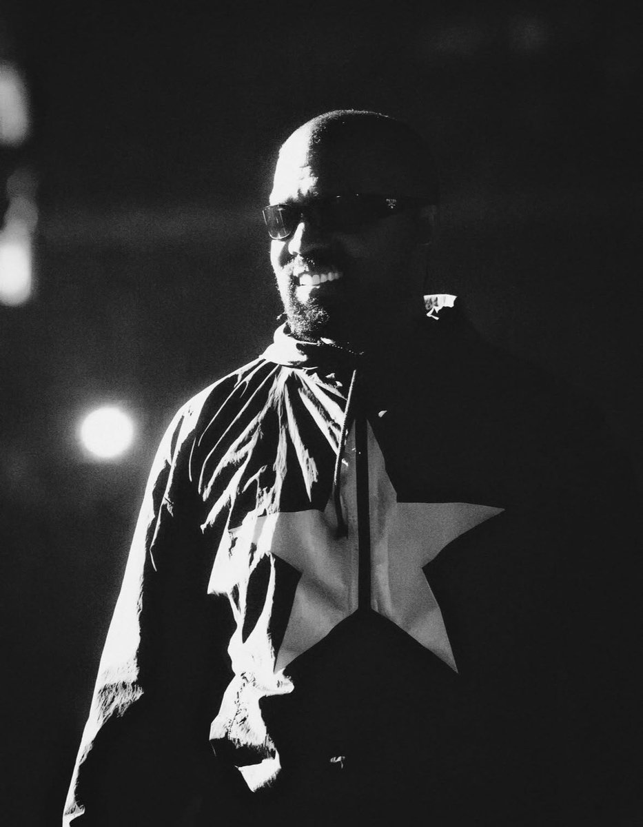 DondaNewss's tweet photo. 📸 NEW YE PHOTO

How can you not love this man? 🖤🐻

GOAT 🐐 https://t.co/8vilKD8GZH