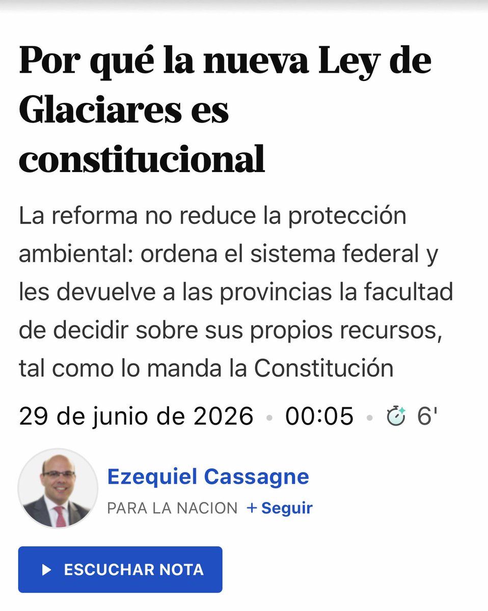 Diegofalcon's tweet photo. El estudio jurídico que DEFIENDE la Ley de Glaciares es el mismo que VIVE de la minería.

Ayer La Nación publicó una nota de Ezequiel Cassagne diciendo que la reforma de la Ley de Glaciares es "constitucional". 

Lo que la nota no dice es que Cassagne es socio del estudio Cassagne Abogados, una de las firmas más reconocidas del país en asesoramiento a empresas mineras y energéticas en su relación con el Estado. La misma actividad que la reforma de la ley habilita en zonas hoy protegidas.

No hace falta ser premio Nobel para ver el problema: un socio de un estudio que asesora a la industria extractiva sale a explicarnos por qué está bien que las provincias mineras decidan solas qué glaciar protege agua y cuál no. Y no es solo este caso. 

Mientras el Gobierno reparte favores normativos, una persona que trabajó en ese mismo estudio hoy conduce la Secretaría Legal y Técnica de la Nación, el organismo que revisa cada proyecto de ley y decreto antes de llegar al Presidente.
Esto no es debate jurídico. 

Es lobby con toga. Y mientras tanto, los glaciares, reserva de agua dulce de millones de argentinos, quedan en manos de quienes los ven como un obstáculo para el próximo yacimiento.