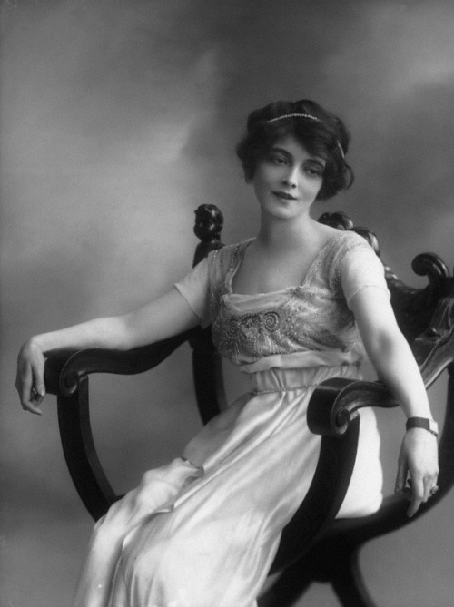 wikivictorian's tweet photo. American stage and film actress Marie Doro. Photographed by Bassano, 1913. https://t.co/hLxtcMQe1Y