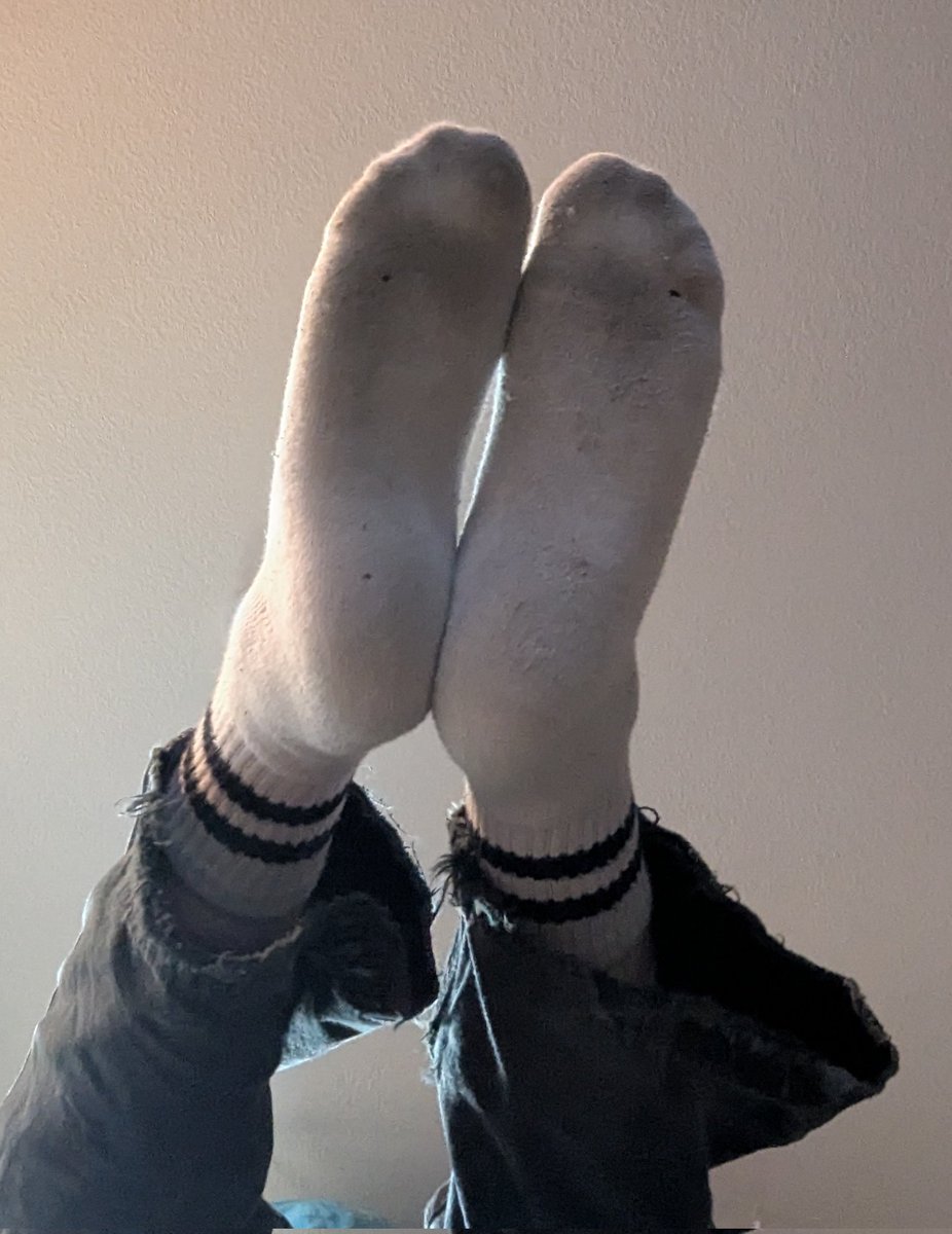 fizzernarp's tweet photo. the socks r the window 2 the sole https://t.co/r58UmnAwXa