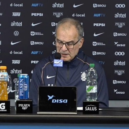 MadridXtra's tweet photo. 🚨 Marcelo Bielsa: “I NEVER had any problems with Valverde.

I’ve never made more concessions than I did for Valverde, because he deserves it.” https://t.co/xomEj5Cbzc
