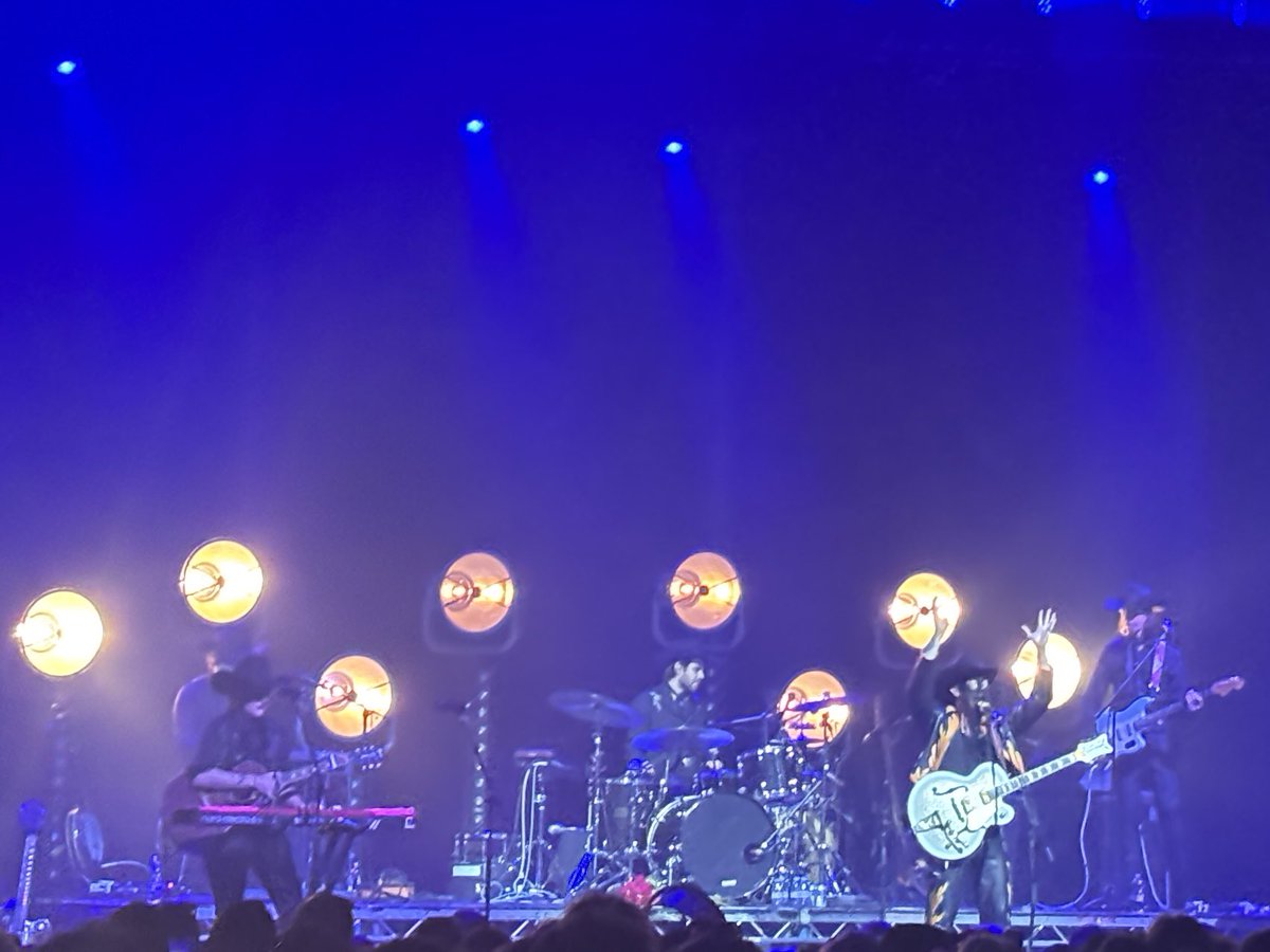 KeithTotp's tweet photo. “Who was that masked man?”
You probably can’t tell, because I only take Terrible Gig Photos, and because he’s wearing a mask I guess, but it’s Orville Peck being Excellent at The Roundhouse tonight!
#Yee
#Haw https://t.co/ClACDyEuip