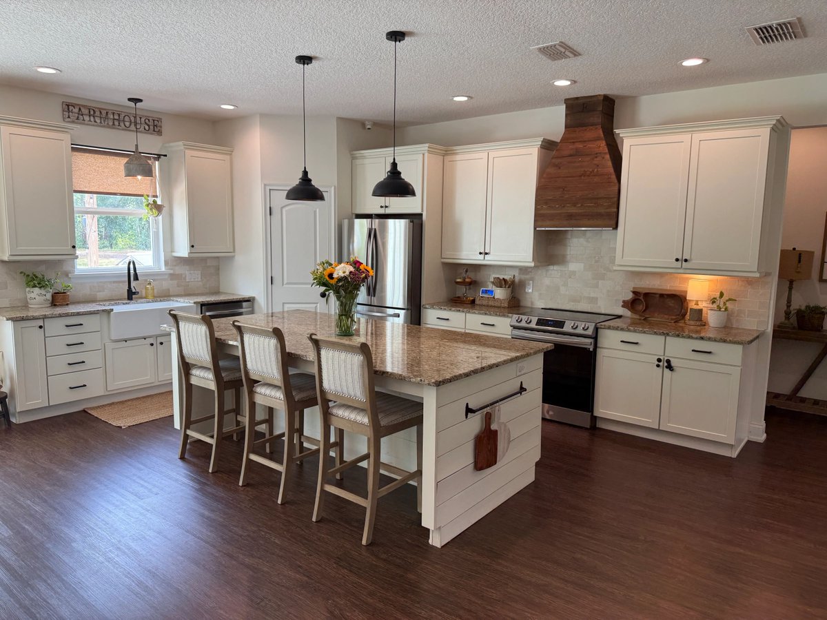 NewHomesJared's tweet photo. Is luxury country living on your dream board? You might want to look at this. Over 3,000 SqFt on over 4 acres in north Lakeland is now for sale. Comment 9909 below for more info! 🚀 #LakelandFL #PolkCounty #RealEstate #countrylife https://t.co/FWYD4QzJOD