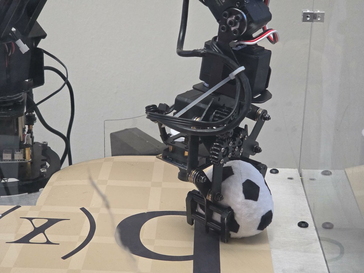 PrismaXai's tweet photo. It's Teleop Tuesday and the World Cup is on, so our arm is training on soccer ⚽

Who are you cheering for this year? Drop your flag below. https://t.co/JDDZGh3e5d