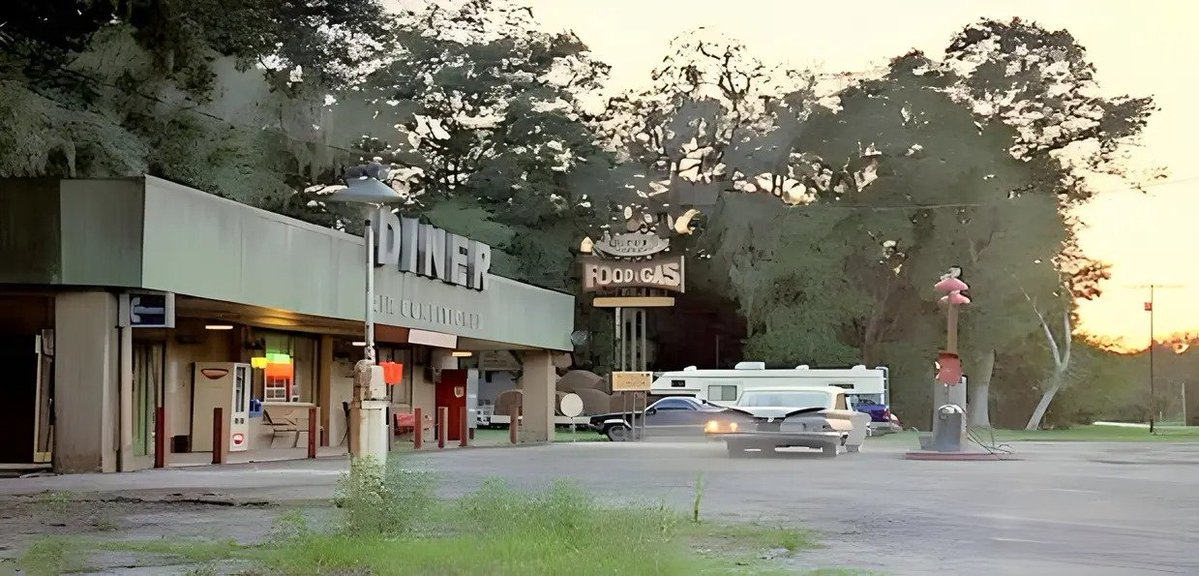 tulinakki's tweet photo. Jeepers Creepers(2001). Ennen ja nyt. Opper's Diner, Lake Panasoffkee, FL. Mun silmissä yks modernin kauhuelokuvan kulttiklassikoista. Kaikkein karmivinta tässä leffassa on musiikki, joka on aiheuttanu mulle varmasti traumoja ja unettomia öitä, niin hyvin se sopii tähän. 😱 https://t.co/xWt09YKKKa