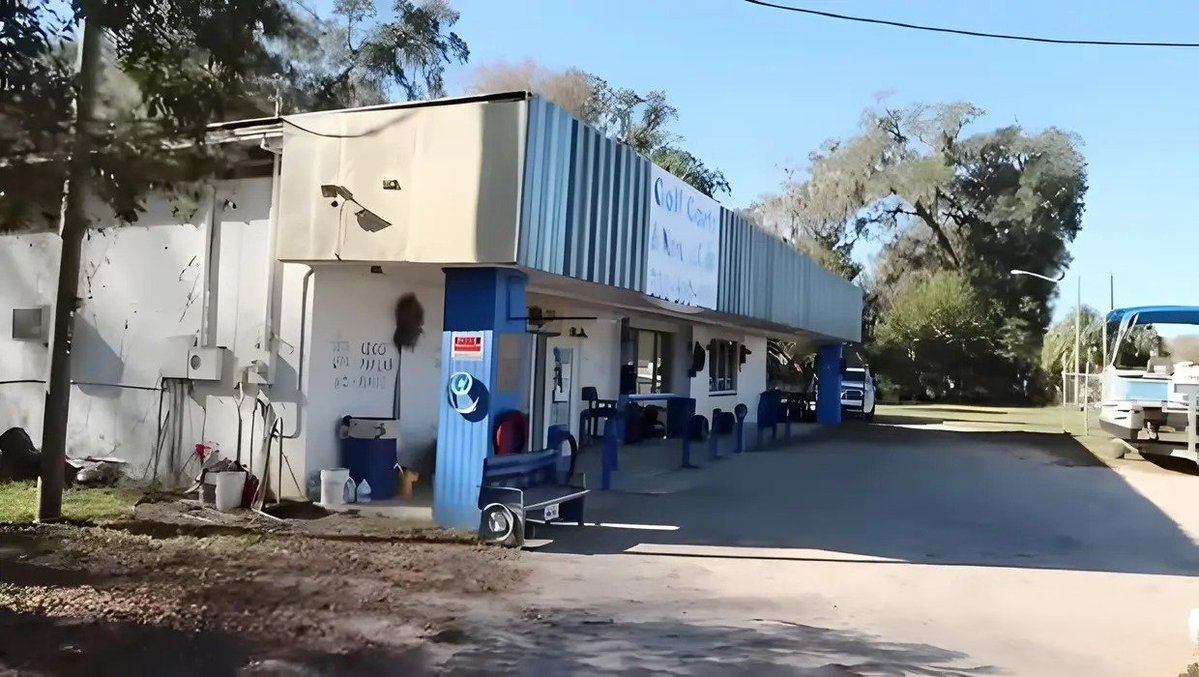 tulinakki's tweet photo. Jeepers Creepers(2001). Ennen ja nyt. Opper's Diner, Lake Panasoffkee, FL. Mun silmissä yks modernin kauhuelokuvan kulttiklassikoista. Kaikkein karmivinta tässä leffassa on musiikki, joka on aiheuttanu mulle varmasti traumoja ja unettomia öitä, niin hyvin se sopii tähän. 😱 https://t.co/xWt09YKKKa