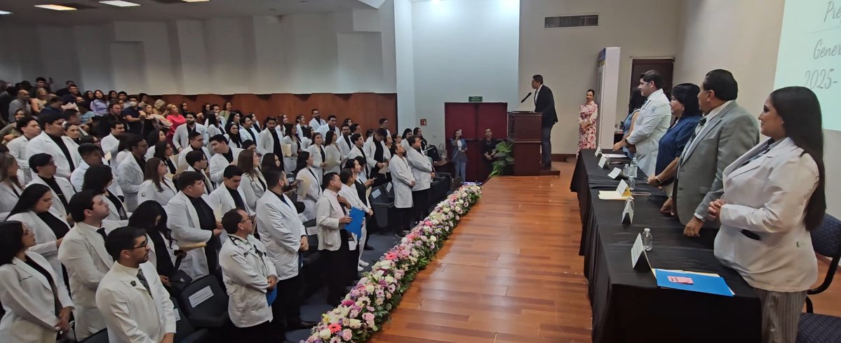 HGC_Hospital's tweet photo. 🎓El Dr. Carlos Enrique González Ramos, en representación del secretario de Salud, Dr. Cuitláhuac González Galindo, clausuró la ceremonia de graduación de los Médicos Internos de Pregrado 2026, reconociendo su esfuerzo, vocación y compromiso con una medicina más humana.👏🏥#MIP26 https://t.co/IHuaaZH96v