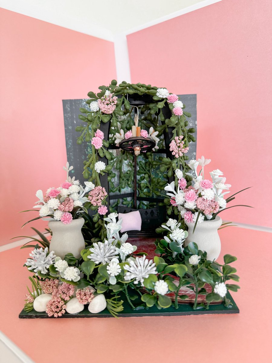 jo_walters16's tweet photo. @PopBase Hopefully the wedding is as iconic as the proposal! Check out the miniature I made in my Etsy shop :) 

https://t.co/lgzbyYqqQp https://t.co/MeG8dxu0lZ