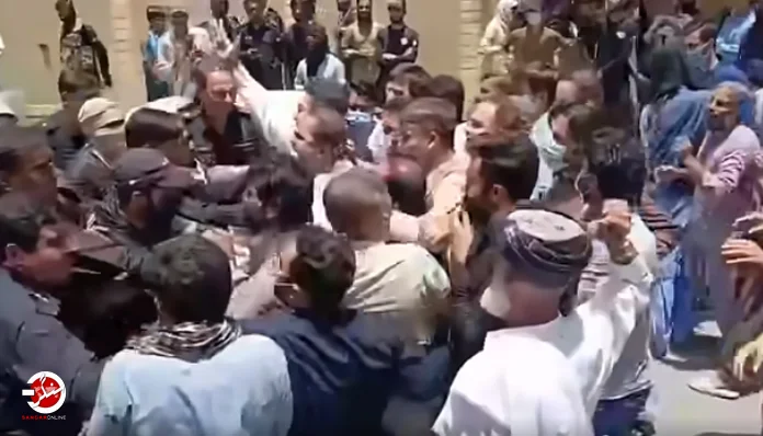 DailySangar's tweet photo. بلوچستان کے مرکزی شہر کوئٹہ میں احتجاج کرنے والے ینگ ڈاکٹرز نے اپنے مطالبات کے حق میں ریڈ زون کی جانب مارچ کرنے کی کوشش کی ہے، جسے پولیس نے روک دیاہے۔
#dailysangar #Balochistan #AcidAttack #YoungDoctors
https://t.co/vnIGCyFPCE https://t.co/gTDjyCEIXl