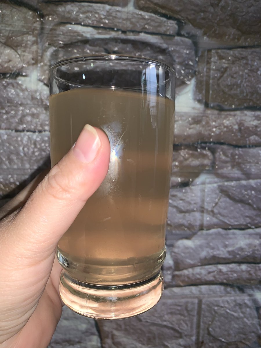 Roxanilla's tweet photo. @aguas_andinas Hola! El agua en Peñalolen está saliendo Turbia nuevamente 😓 https://t.co/5SR07Zr8NT