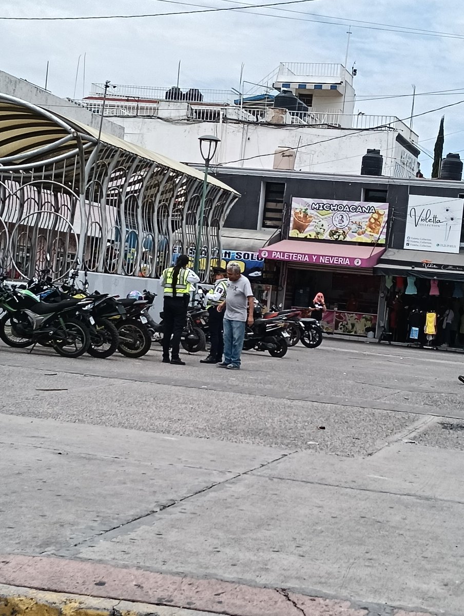 alejandro_lealg's tweet photo. Están infracción ando motos afuera de la estación tetlan (arriba de la banqueta) @Trafico_ZMG https://t.co/86zbxukx9A