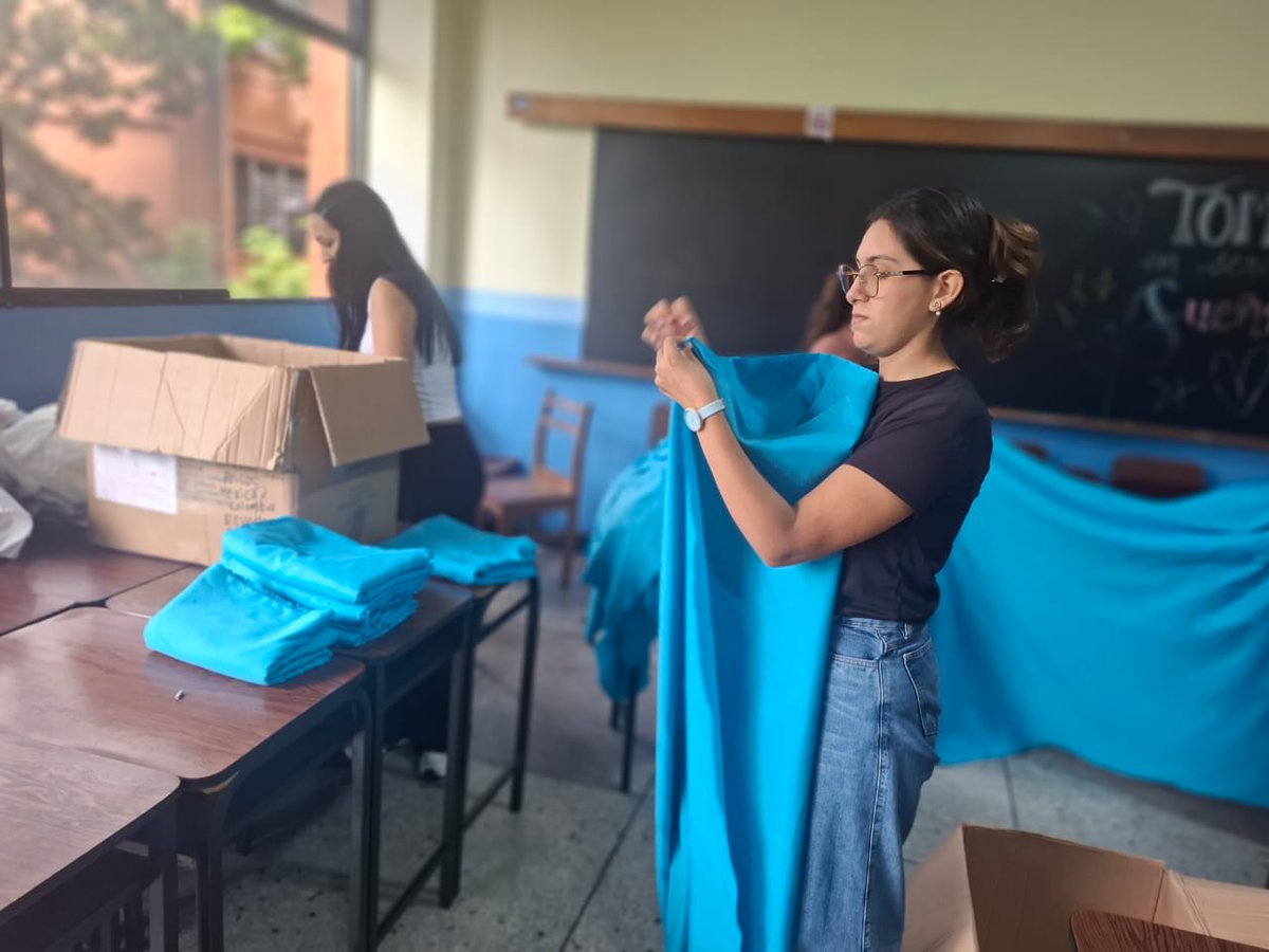 omairalabradorm's tweet photo. Salones de clases de la #ULA #Táchira convertidos en centros de costura, para confeccionar sabanas para las familias damnificadas. https://t.co/E2rYHpzrif