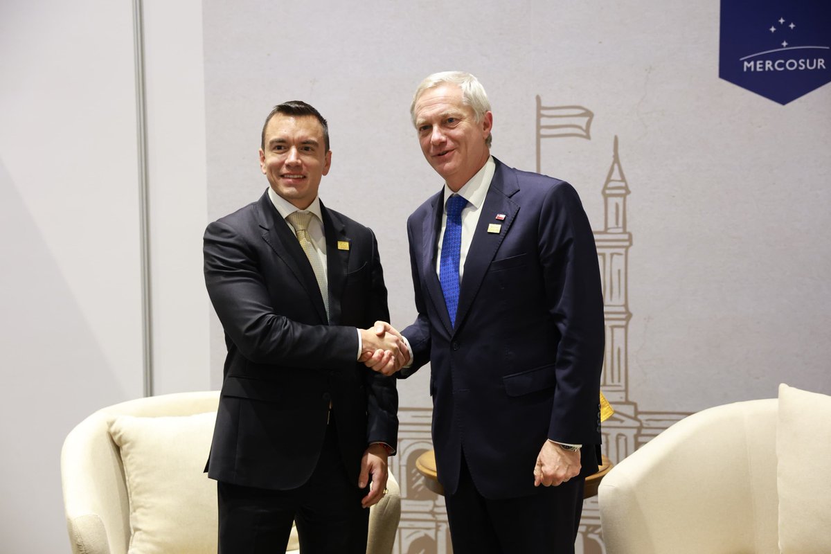 Presidencia_Ec's tweet photo. Junto al presidente de Chile, José Antonio Kast, @joseantoniokast, fortalecimos el diálogo y la cooperación para avanzar en una agenda común de seguridad, integración y desarrollo para nuestros pueblos. 🇪🇨🤝🇨🇱 https://t.co/WGO6RBkPmV