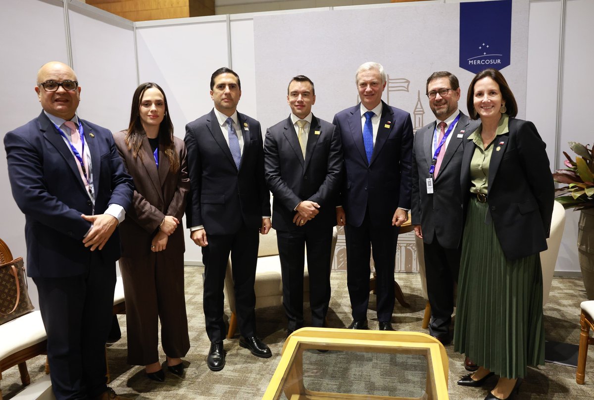 Presidencia_Ec's tweet photo. Junto al presidente de Chile, José Antonio Kast, @joseantoniokast, fortalecimos el diálogo y la cooperación para avanzar en una agenda común de seguridad, integración y desarrollo para nuestros pueblos. 🇪🇨🤝🇨🇱 https://t.co/WGO6RBkPmV
