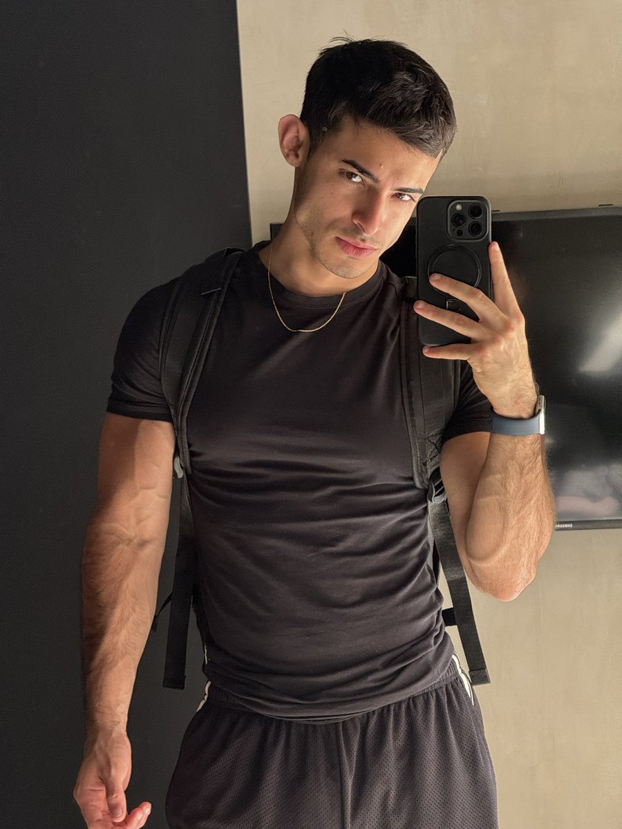 ValentinOnlyy's tweet photo. Como están hoy ? Prendo live en Tiktok ? #valentinmagallanes https://t.co/pupYj64IJr