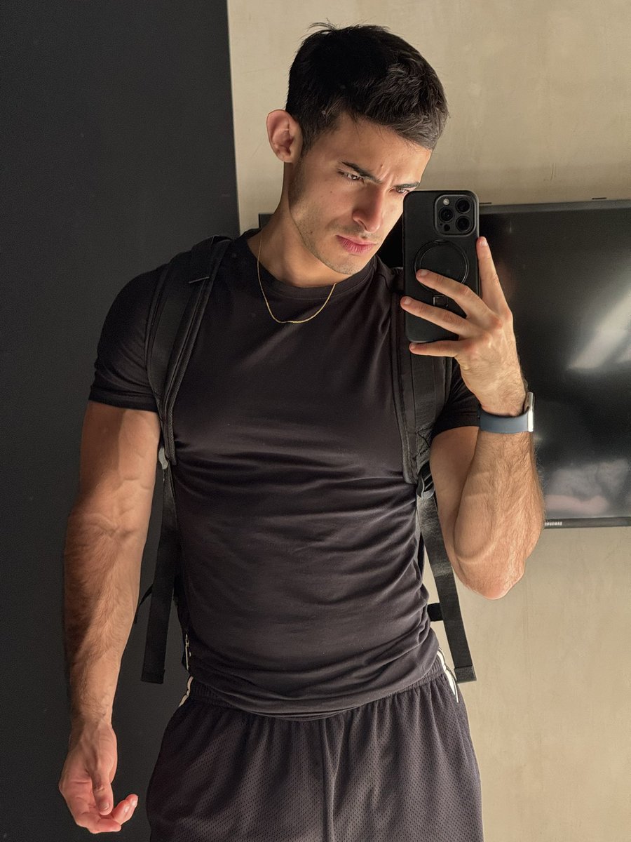 ValentinOnlyy's tweet photo. Como están hoy ? Prendo live en Tiktok ? #valentinmagallanes https://t.co/pupYj64IJr
