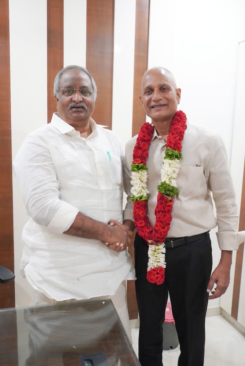 abvrao's tweet photo. ఆంధ్ర ప్రదేశ్ కి శని పట్టింది. ఇటువంటి మంచి ఆఫీసర్లను కూడా ఉపయోగించుకోలేకపోతున్నారు. 
ఇవాళ రిటైర్ అయ్యారు మాదిరెడ్డి ప్రతాప్ https://t.co/hZ9T27hIS0