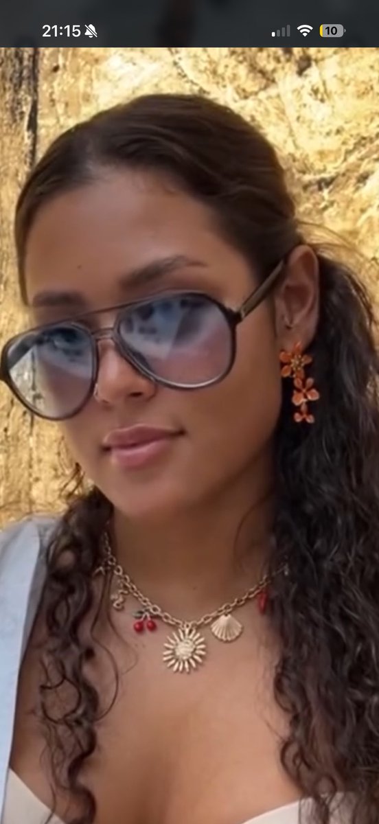 priveyy075's tweet photo. Elle aussi elle renta tellement son abonnement face app qu’en dirais une ia elle a la tête bien carré sur ces TikTok #ovsie #inesbvc #cerena https://t.co/4sCM9r4zf6