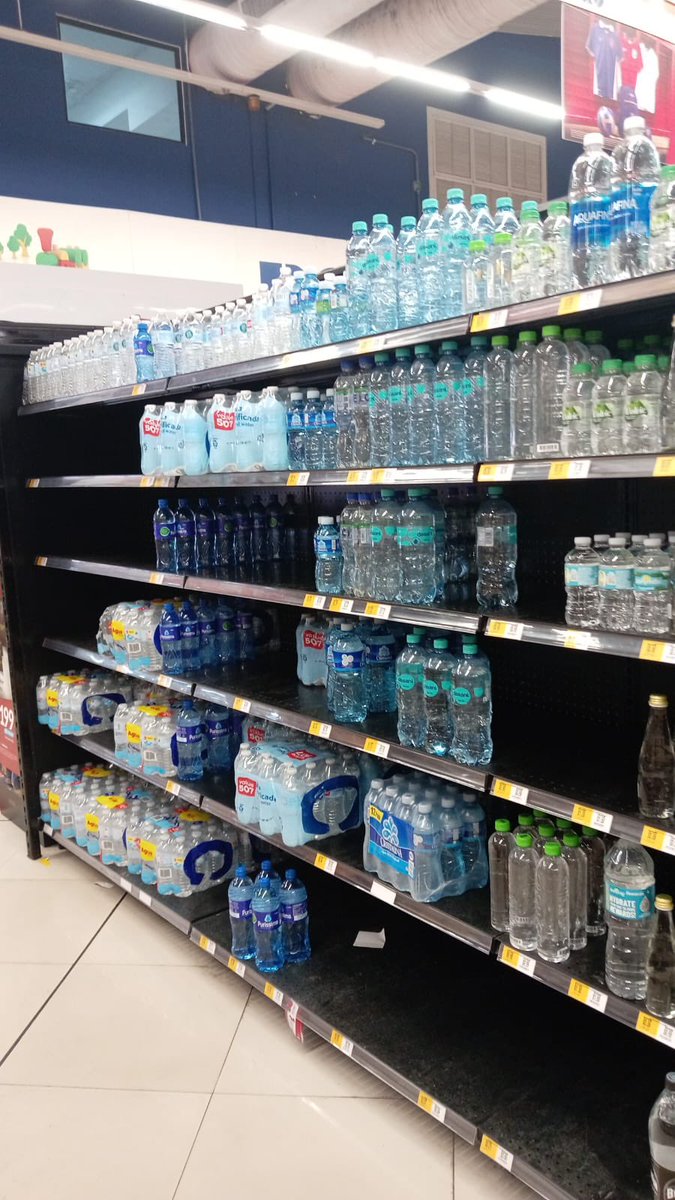 AlvaroAlvaradoC's tweet photo. Negocio redondo, vender agua embotellada. Primero fue en Azuero. Ahora se suma David.
Ya casi no hay agua en los anaqueles de los negocios en David. https://t.co/y7tAFTNvRl