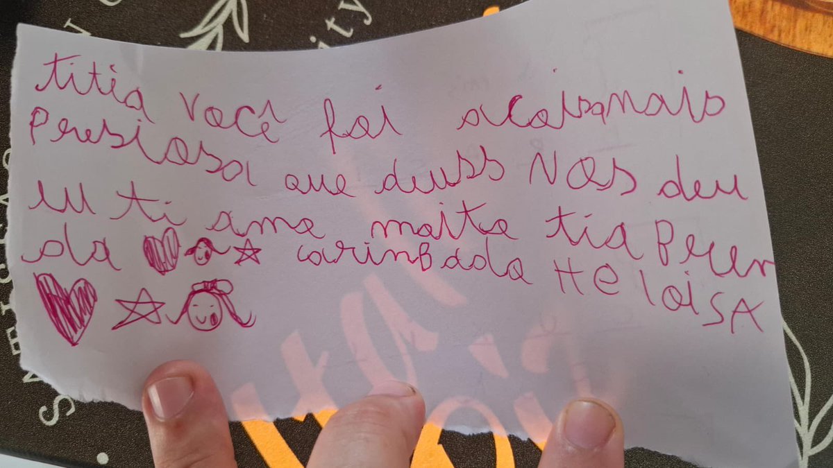 brendhucaa's tweet photo. Estou vivendo um momento lindíssimo. Minha sobrinha está alfabetizada e viciada na escrita 😂
Agora ela pega o celular e passa horas elaborando uma mensagem. https://t.co/bzl4idrseq