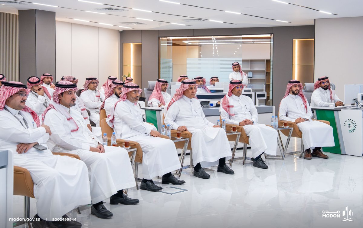 modon_ksa's tweet photo. جانب من لقاء معالي رئيس الهيئة العامة للأمن الغذائي المهندس أحمد الفارس، مع معالي مساعد وزير الصناعة والثروة المعدنية للتخطيط والتطوير الدكتور عبدالله الأحمري، وسعادة الرئيس التنفيذي لـ "مدن" المهندس ماجد العرقوبي، خلال الاطلاع على مركز الإنذار المبكر بالهيئة العامة للأمن الغذائي @GFSA_KSA، واستعراض الجهود المشتركة لتعزيز كفاءة التنسيق ودعم استقرار واستدامة سلاسل الإمداد الغذائي.
