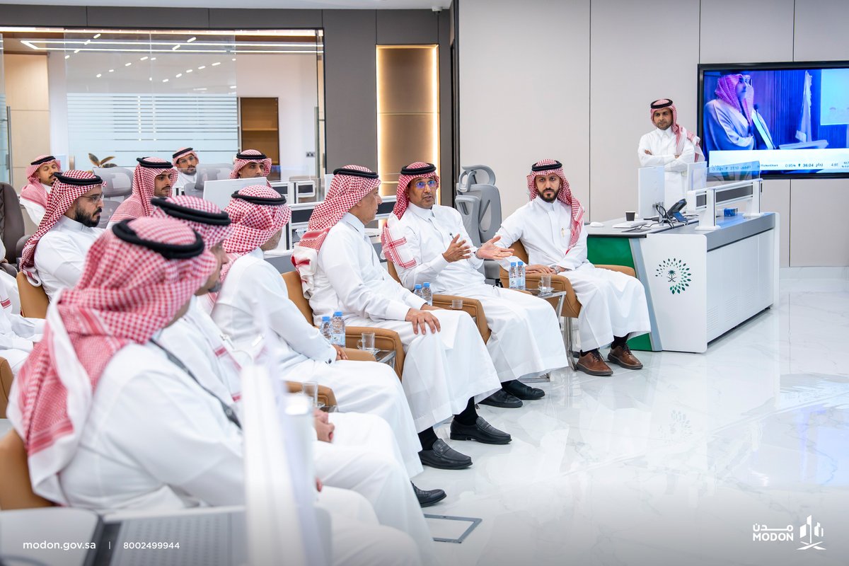 modon_ksa's tweet photo. جانب من لقاء معالي رئيس الهيئة العامة للأمن الغذائي المهندس أحمد الفارس، مع معالي مساعد وزير الصناعة والثروة المعدنية للتخطيط والتطوير الدكتور عبدالله الأحمري، وسعادة الرئيس التنفيذي لـ "مدن" المهندس ماجد العرقوبي، خلال الاطلاع على مركز الإنذار المبكر بالهيئة العامة للأمن الغذائي @GFSA_KSA، واستعراض الجهود المشتركة لتعزيز كفاءة التنسيق ودعم استقرار واستدامة سلاسل الإمداد الغذائي.