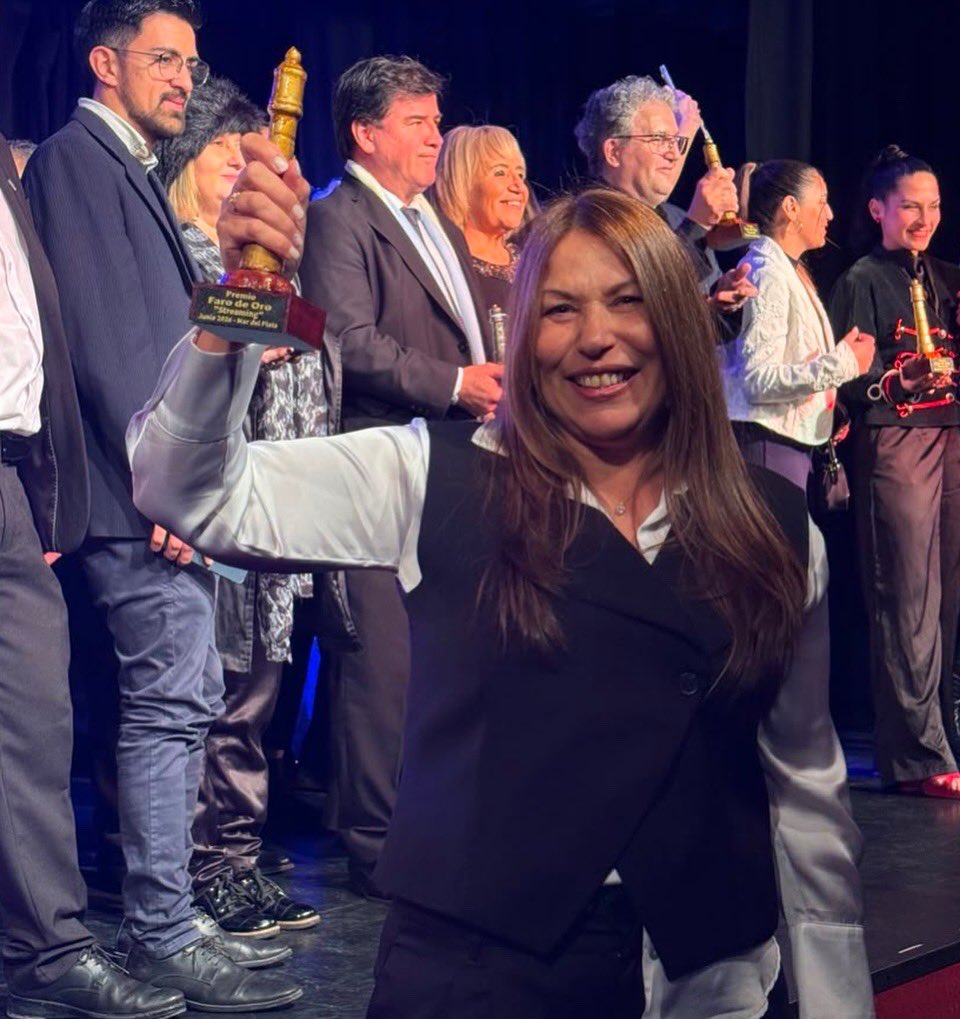 gladyslocutora's tweet photo. Con @somosfolklore 🇦🇷✨ recibimos el 
@premiofarodeoro streaming 2026 .
Gracias a la org. y a todxs por acompañarnos, por ser parte, por alentarnos a seguir en el camino del folklore y de la Cultura popular! 🫶🏽
#reconocimiento #folklore
#culturapopular #identidad
#streaming https://t.co/urfn5GCXHP