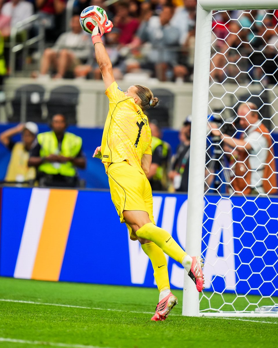 brfootball's tweet photo. This save by Ørjan Nyland in the 96th minute was RIDICULOUS 😱 https://t.co/dxouxwv37e