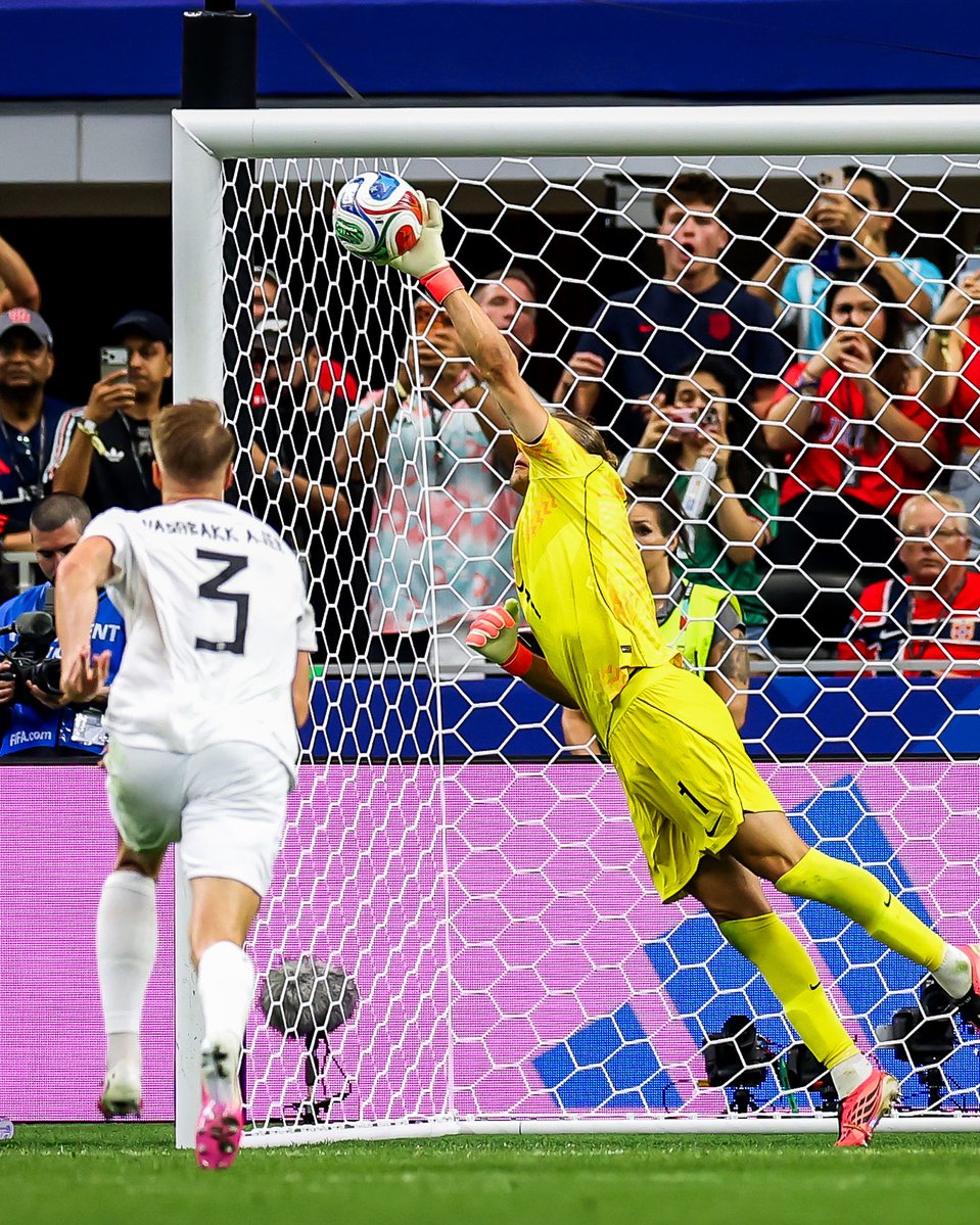 brfootball's tweet photo. This save by Ørjan Nyland in the 96th minute was RIDICULOUS 😱 https://t.co/dxouxwv37e