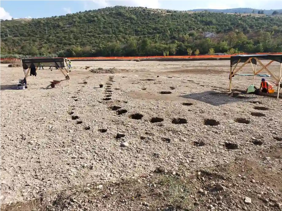 AtaecinaSacrum's tweet photo. Descubren en el centro de Italia un poblado de 52 chozas prehistóricas junto a un complejo termal romano |
https://t.co/udSOkYOKjD https://t.co/0nNS1nIYec