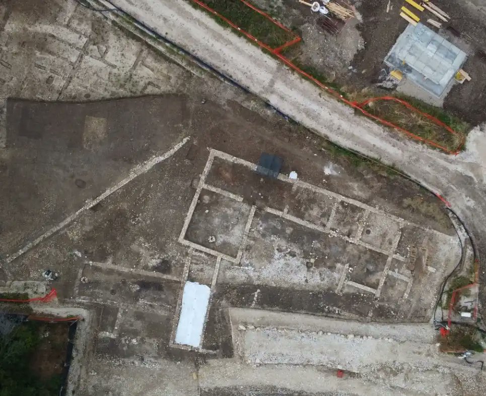 AtaecinaSacrum's tweet photo. Descubren en el centro de Italia un poblado de 52 chozas prehistóricas junto a un complejo termal romano |
https://t.co/udSOkYOKjD https://t.co/0nNS1nIYec
