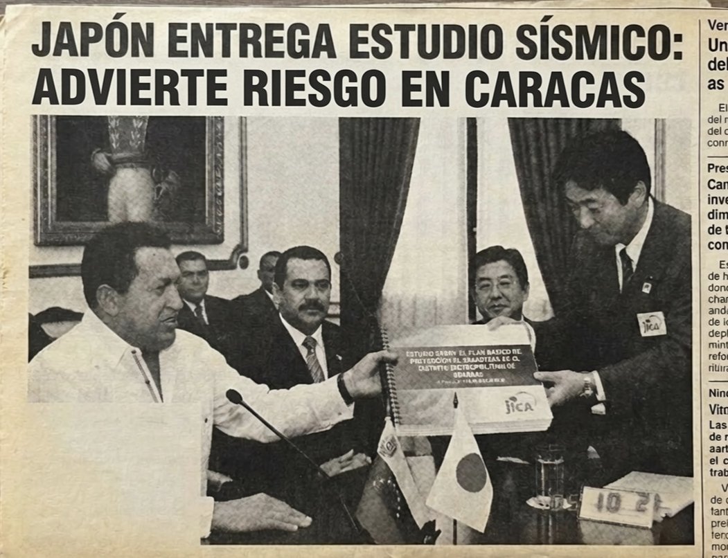 HeverCastroB's tweet photo. LO QUE IGNORÓ CHÁVEZ Y LUEGO MADURO SOBRE EL ALTÍSIMO RIESGO SÍSMICO QUE PRESENTABA VENEZUELA, ELLOS FUERON ALERTADOS POR ESCRITO Y CON PRUEBAS EN MANO, AHORA ESA NEGLIGENCIA NOS HA COSTADO MILES DE VIDAS Y MILES DE MILLONES DE DÓLARES  EN PÉRDIDAS MATERIALES.

Lo que leerás a continuación será una sistesis sobre una evaluación Geológica, sísmica y estructural que realizó un equipo japonés altamente especializado entre el año 2003 y 2005, después de la primera tragedia de Vargas en 1999, y que fue financiado por el gobierno Japonés a través de su Agencia de Cooperación Internacional (JICA).

Esta agencia nos envió un equipo Top Tier de ingenieros y sismólogos que con colaboración de FUNVISIS, analizaron detalladamente la vulnerabilidad de la capital frente a un gran sismo:

1️⃣- Confirmaron que el subsuelo de Vargas y parte de Caracas funciona como un "amplificador" de las ondas sísmicas, lo que multiplica el poder destructivo de un terremoto (Efecto de Sitio).

2️⃣- Proyectaron que un terremoto de gran magnitud destruiría total o parcialmente estructuras en partes de Caracas y Vargas debido a la mala calidad de construcción y los deslizamientos de tierra. Y, que los centros de rescate no resistirían el impacto, quedando inoperativos justo cuando más se necesitaran.

3️⃣- Los japoneses le dijeron a Chávez que si ocurría un sismo similar al de 1967, en las condiciones actuales los cálculos en simulaciones arrojaban más de 10,000 muertes inmediatas, pero si se repetía un sismo similar al de 1812 estarían hablando de más de 20.000 víctimas fatales, sin embargo, tomando las medidas apropiadas las cifras bajarían a máximo 2.300. Le dieron todos las acciones que debían seguir, ya que vieron que había un crecimiento en el sector construcción totalmente desordenado y sin las supervisión adecuada, además déficiente y que muchos proyectos no cumplían con las exigencias mínimas, incluyendo proyectos gubernamentales que él mismo estaba aprobando y auspiciando.

4️⃣- Los japoneses le dijeron a Chávez que el problema en Caracas y Vargas, no era si iba a temblar, sino cuándo. Eso fue en el año 2005 cuando le entregaron el informe final, una copia directa a él y otra a la alcaldía de Caracas. Las japonesas le dijeron que debía realizar un Plan Nacional para la Prevención y Mitigación del Riesgo de Desastre de manera inmediata, se pusieron a la orden para ayudar también financiados por el gobierno Japonés, pero Chávez se negó y molestó porque le dijeron en su cara que estaba haciendo todo mal y engavetó el estudio.

Si quieren leer este estudio completo, en el próximo post más bajo dejo los links: 👇
