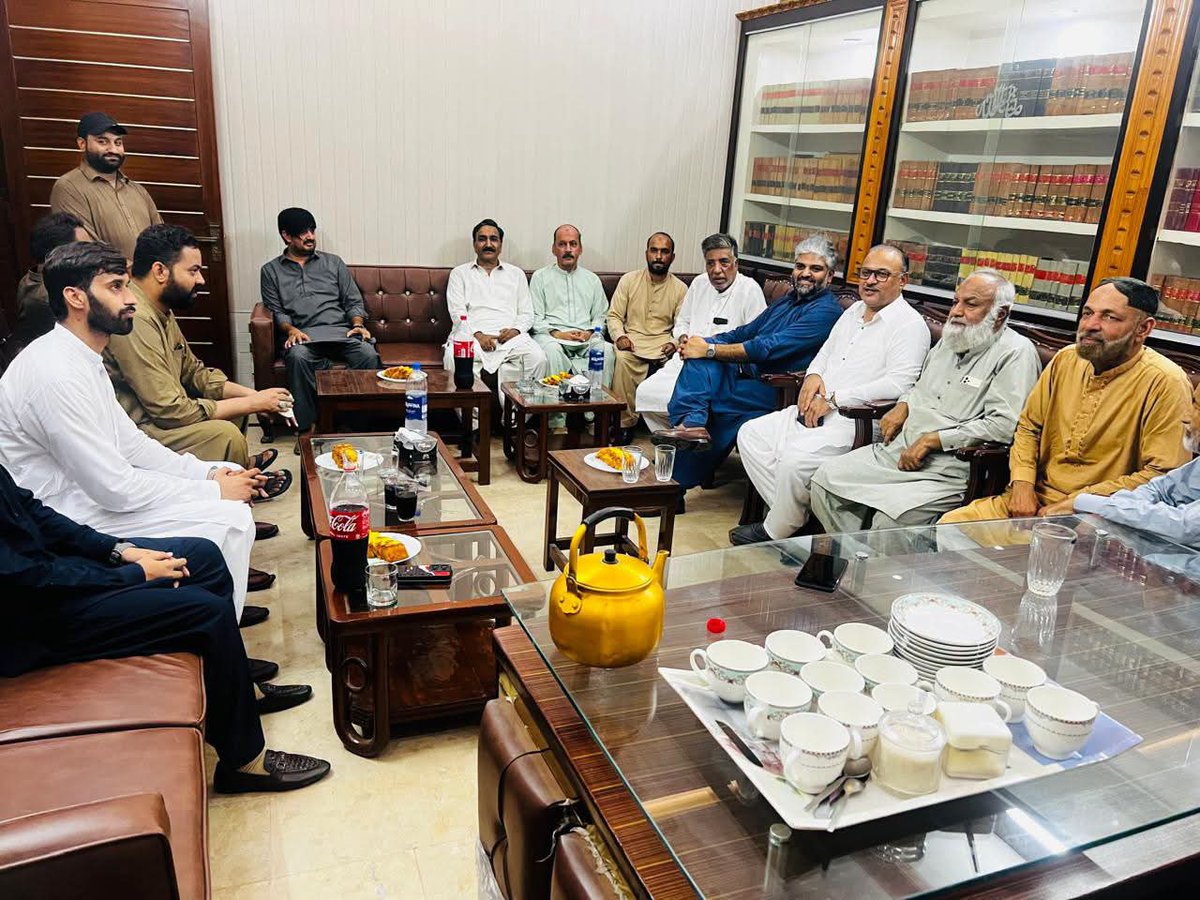 TeamZHQ's tweet photo. مخدوم زادہ زین حسین قریشی نے ملک حبیب ڈوگر کی جانب سے دیے گئے عشائیے میں شرکت کی۔

اس موقع پر رکنِ قومی اسمبلی ملک عامر ڈوگر بھی شریک تھے، جبکہ عقیل اعجاز انصاری، ملک سلیم بھٹہ، اخلاق قریشی، مزمل راؤ محسن، رانا رضوان اور دیگر معزز دوست احباب بھی موجود تھے۔ https://t.co/vEGPVmMhoD