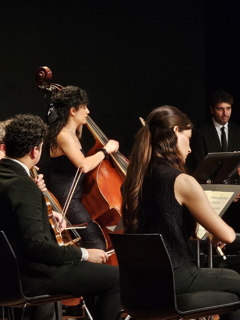 Dipta_cat's tweet photo. 🎵 Sona Mahler a l'#AuditoriDipta. La @fschubertfilh ofereix l'últim concert de #NotesdEstiu 2026. El diputat delegat d'Ensenyaments Artístics de la @Dipta_cat @JBaiges ha participat de l'acte de cloenda d'aquest programa organitzat pel @CMTarragona https://t.co/BLjU319cz4
