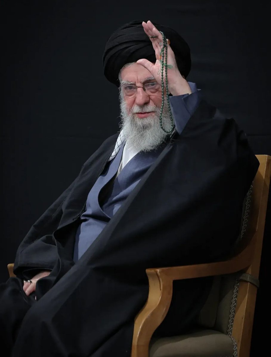 Fateme_z20's tweet photo. تشییع یک شهید نیست فقط،جلوه ای از مقاومت و ایثار ملت آزاده ی ایران مقابل جبهه  کفر و استکبار جهانی ست.
#باید_برخاست
#دیدار_آخر https://t.co/O63Naqx81T