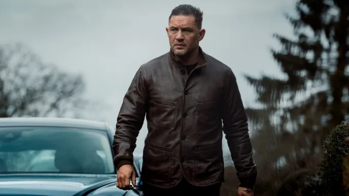 SerieManiacos's tweet photo. Treta resolvida em Terra da Máfia.

Tom Hardy continuará no elenco da série britânica do Paramount+, no caso da produção de uma eventual 3ª temporada.

O ator participou de uma reunião recentemente em Londres, com o showrunner Jez Butterworth e o produtor David Glasser. No encontro, o trio resolveu as desavenças que tinham e prometeram seguir com o planejamento geral da série.

Segundo fontes do Deadline, Guy Ritchie, um dos produtores, também esteve envolvido na resolução do problema.