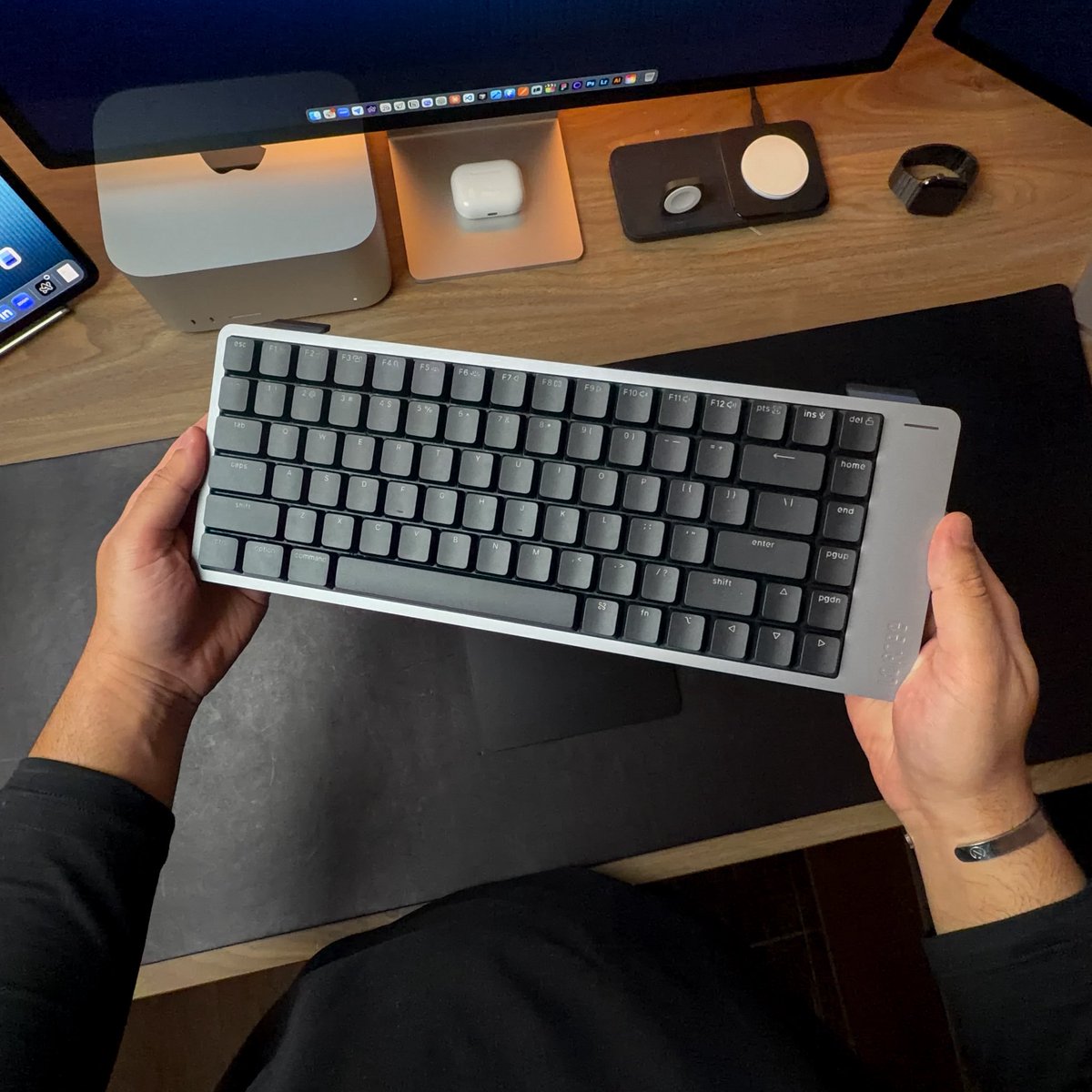 imaaduddinn's tweet photo. If Apple made a mechanical keyboard, this might be it. https://t.co/k6ynAQRvqF
