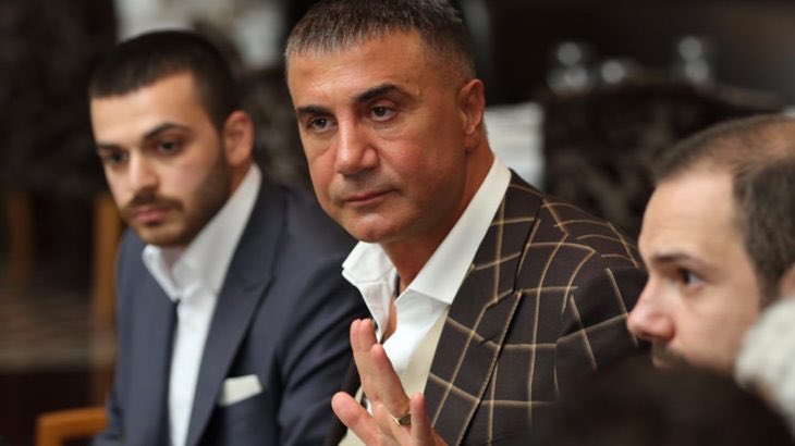 memleketyoutube's tweet photo. Reis Sedat PEKER: Ben bir kız evlat babasıyım. Rojin kardeşimizin haberini ilk duyduğumda derin bir üzüntü yaşadım.

Daha sonra, Rojin cinayeti hakkında araştırma yaptıkları için tehdit edilen, hatta aracının kurşunlandığını söyleyen bir kardeşimizin bana ulaşmasıyla olayın ciddiyetini bir kez daha gördüm.

O kişiyi tehdit eden şahsa, ortak dostlarımız aracılığıyla açık bir mesaj gönderdim: ‘Rojin’in intihar ettiğine değil, öldürüldüğüne inanıyorum. Bu dosyaya müdahale etmeyi bırak.’

İşte o günden sonra, Rojin kardeşimizin öldürülmesi olayına bizzat dahil olmaya karar verdim.
