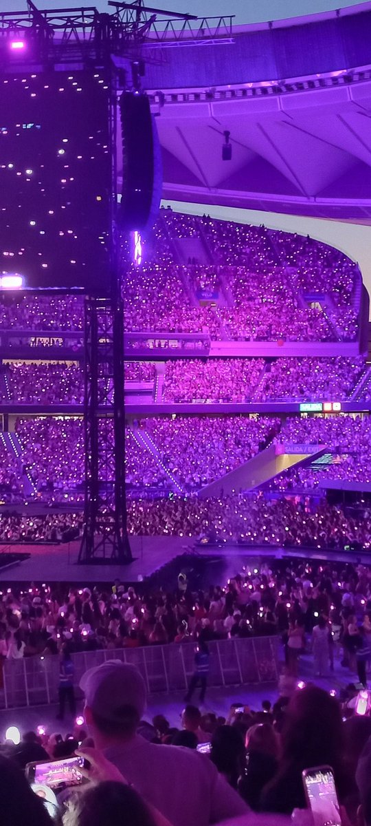 DINOTEI1's tweet photo. These different colours with such a wonderful atmosphere...I can't describe with words how I felt in Madrid both days🥹💜 https://t.co/21PHLm8uZf