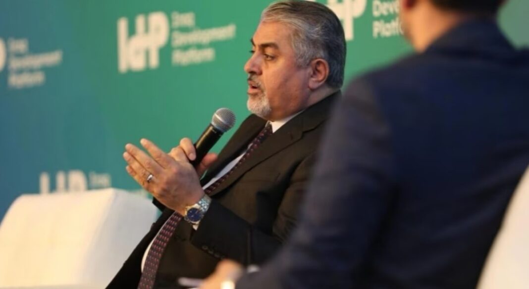 Mojahedinar's tweet photo. توقيف ملايين الدولارات في قضية نائب وزير النفط العراقي المقرب من النظام الإيراني

أعلن مجلس القضاء الأعلى في العراق أن التحقيقات الأولية مع علي معارج البهادلي، نائب وزير النفط لشؤون التوزيع، أدت إلى ضبط 11 مليون دولار، و4 مليارات دينار عراقي، إضافة إلى عدد من العقارات.

ووفقاً لبيان القضاء العراقي، قال قاضي التحقيق في المحكمة الجنائية المركزية المختصة بقضايا مكافحة الفساد إن التحقيقات مع البهادلي ما تزال مستمرة.

ولا تقتصر أهمية هذه القضية على حجم الأموال المضبوطة فحسب، إذ إن علي معارج كان قد أُدرج الشهر الماضي على قائمة العقوبات من قبل وزارة الخزانة الأمريكية. واتهمته واشنطن باستغلال منصبه الحكومي لتحويل النفط العراقي لصالح النظام الإيراني والجماعات المسلحة المرتبطة به.

وكانت وزارة الخزانة الأمريكية قد قالت إن البهادلي لعب دوراً في تسهيل بيع النفط لصالح النظام الإيراني ووكلائه في العراق، وساهم في تمكين عمليات خلط النفط الإيراني بالنفط العراقي، وتزوير وثائق منشأ النفط، ثم تصديره على أنه نفط عراقي.
#العراق