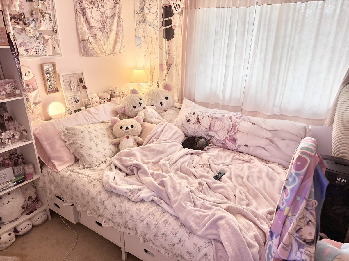 evieleafie's tweet photo. new bed took me 5 hours to build- but its here!!!😭 https://t.co/Tsw20ugoHE