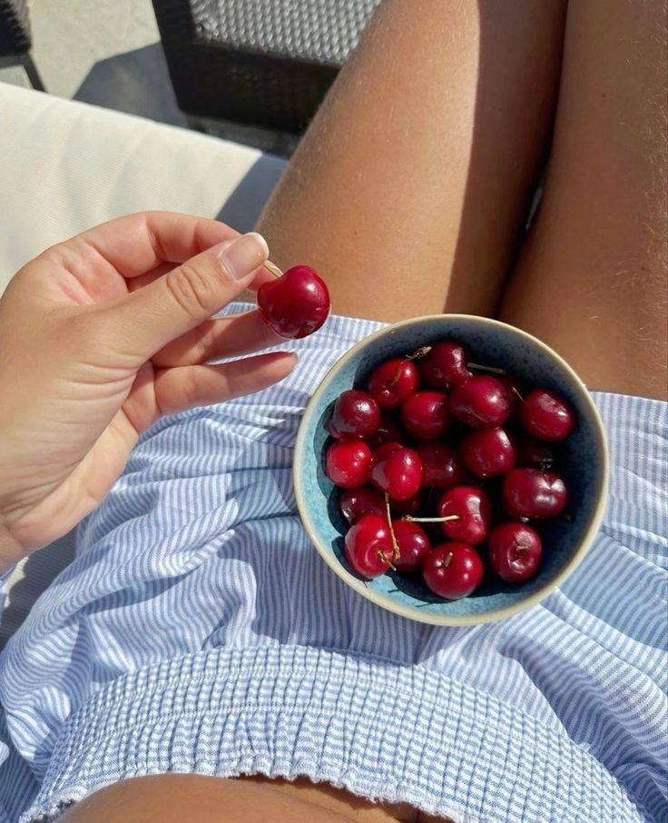 isilsun's tweet photo. hello july 🍒 https://t.co/LbE03j6mlu